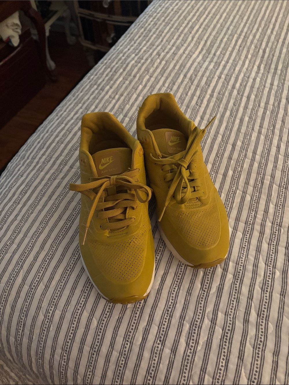 Nike woman mustard green sneakers